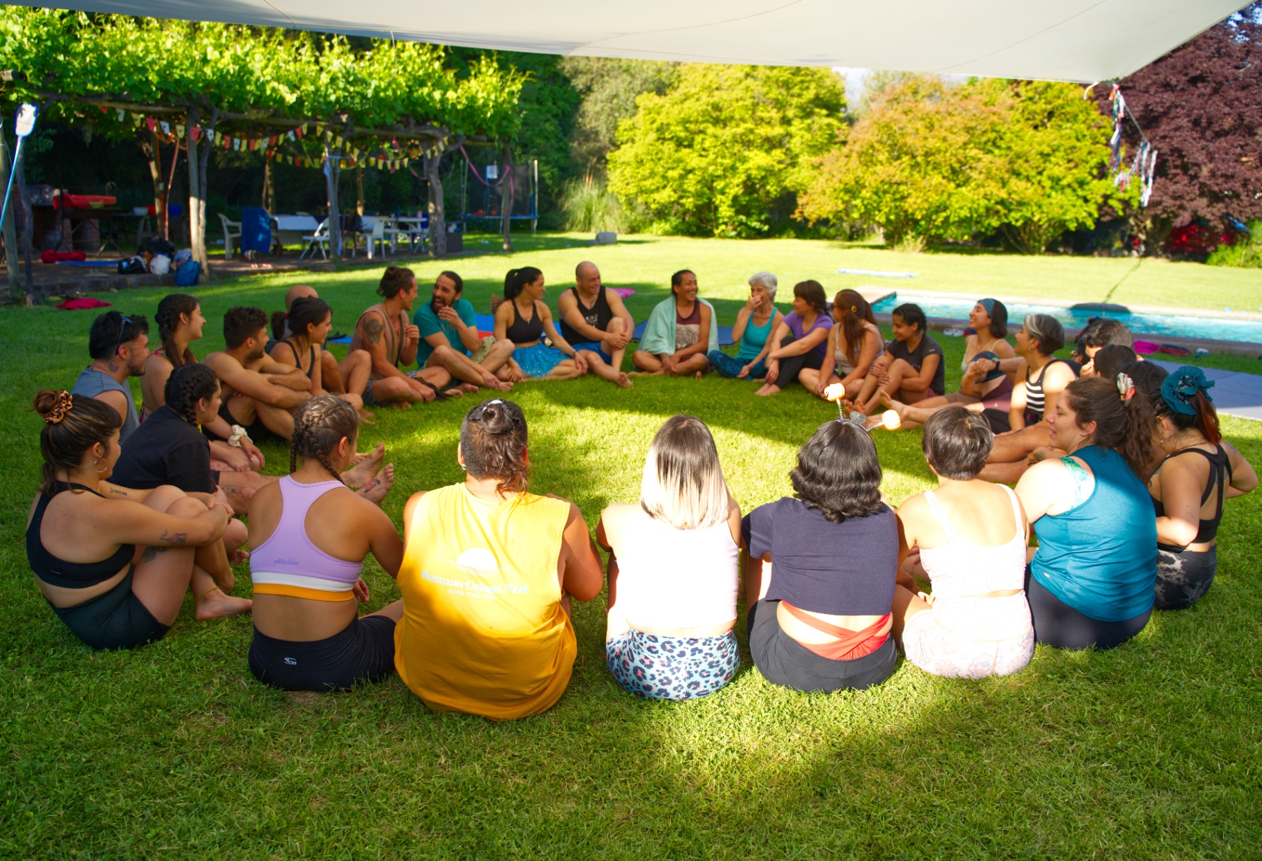 Comunidad reunida bajo la parra